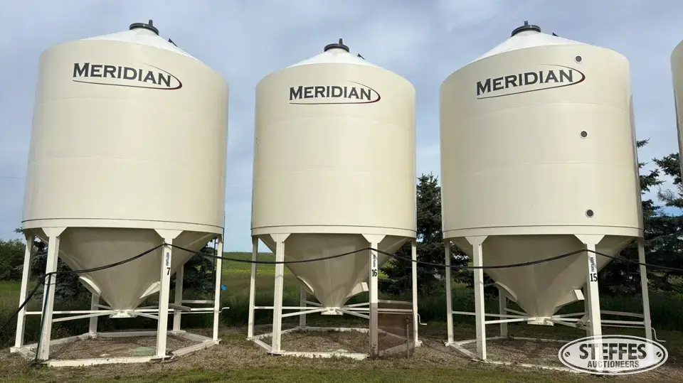 2022 Meridian 1412 fertilizer hopper bin