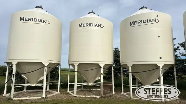 2022 Meridian 1412 fertilizer hopper bin