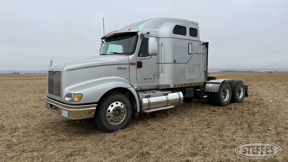 2000 International 9400i Conventional Truck with Sleeper
