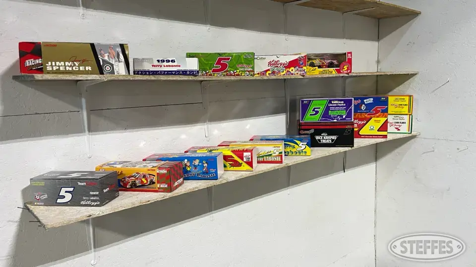 (17) Diecast collectible race cars Toy