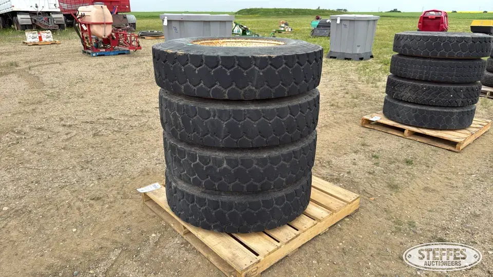 (4) Bridgestone L317 11R22.5 tires Truck Tire