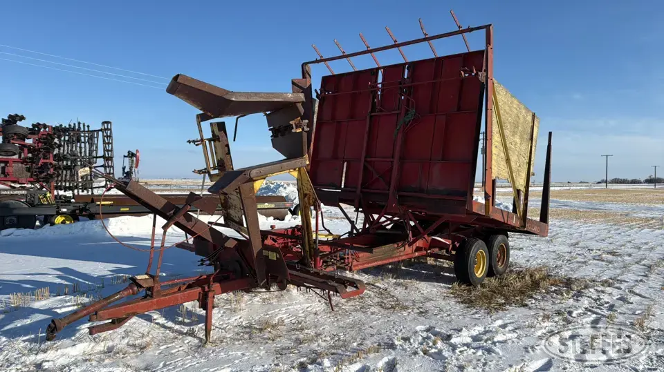 New Holland 1033 Bale Transportation