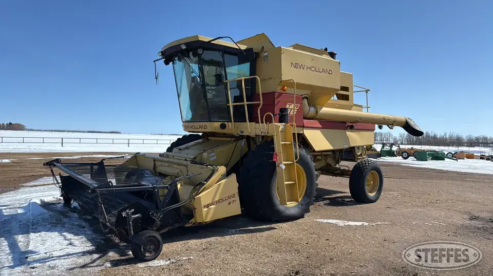 1997 New Holland TR96 Combine
