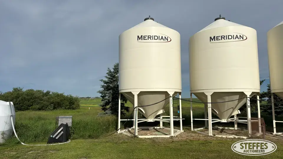 2022 Meridian 1412 fertilizer hopper bin