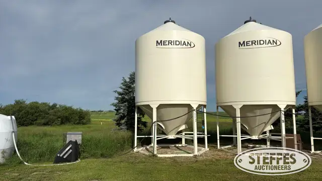 2022 Meridian 1412 fertilizer hopper bin