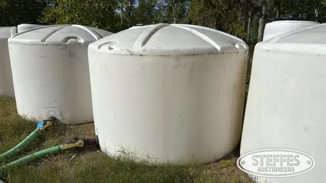 1,250 gal. poly water tank