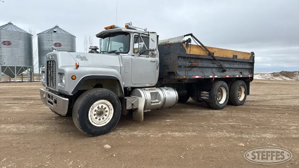 1989 Mack R688ST Dump Truck