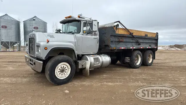 1989 Mack R688ST