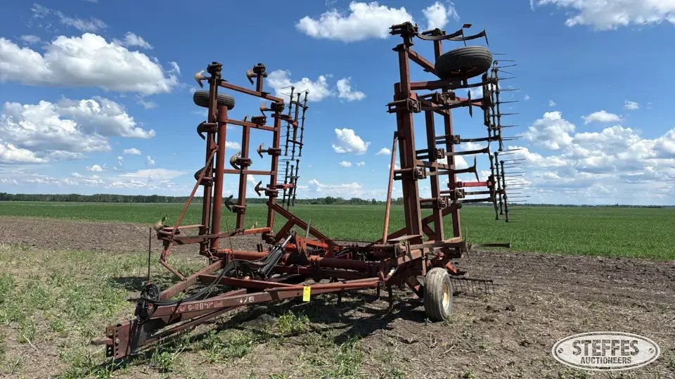 1995 White 476 Chisel Plow