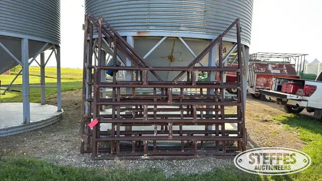 (6) Livestock gates