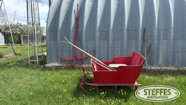 Horse sleigh & horse polls