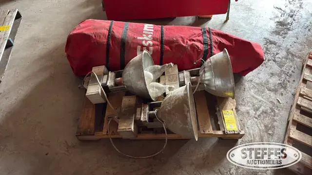 Eskimo ice fishing tent & lights