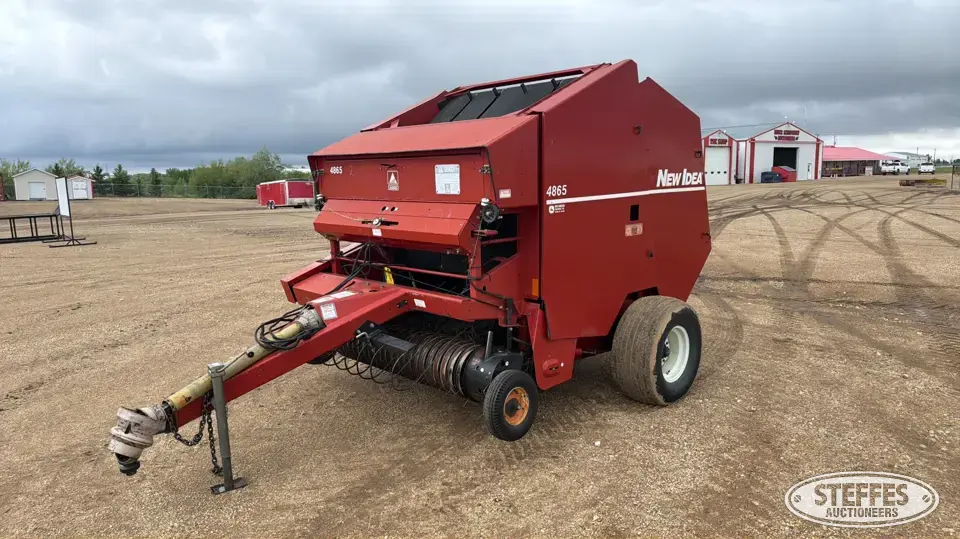 New Idea 4685 Round Baler