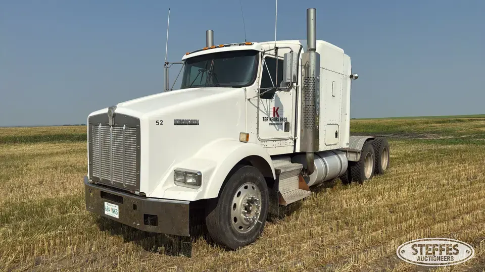 1997 Kenworth T800 Conventional Truck with Sleeper