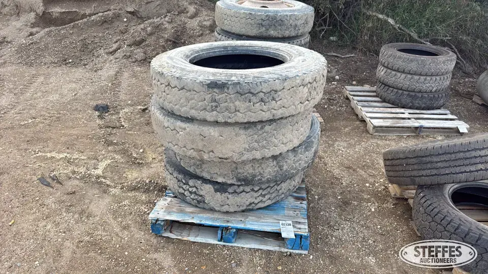 (4) 11R24.5 tires Truck Tire