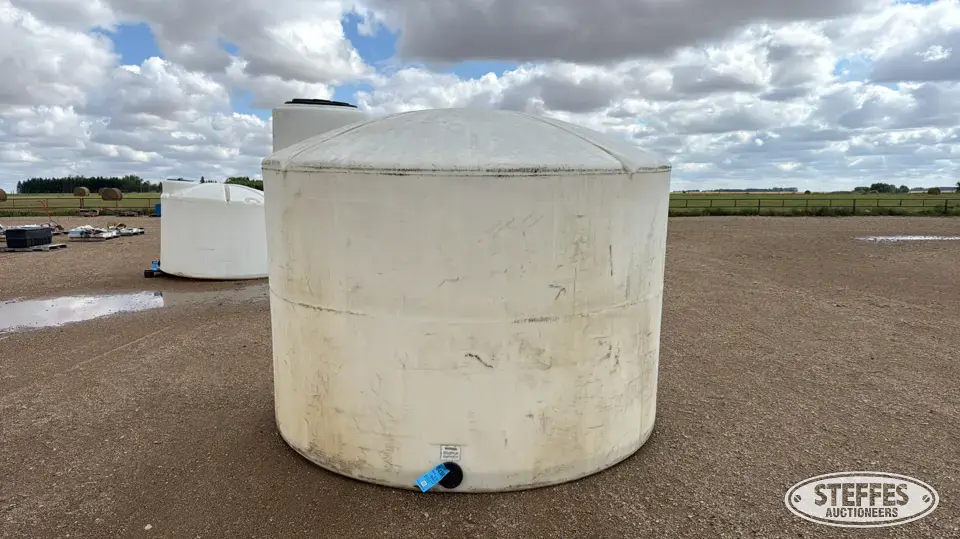 2,000 gal. poly tank