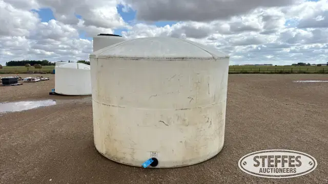 2,000 gal. poly tank