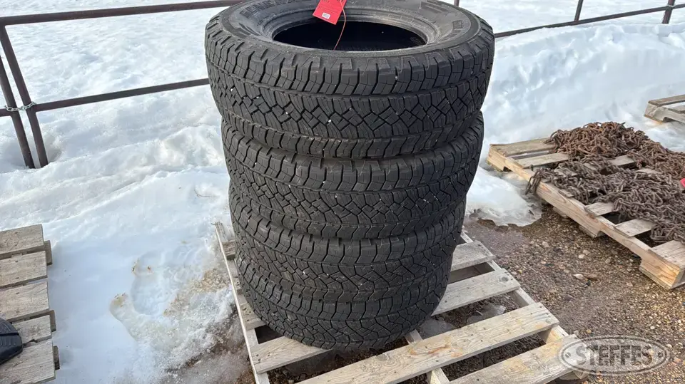 (4) General Grabber 265/70R17 tires Passenger-Light Truck Tire