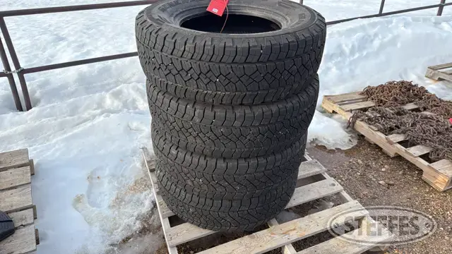 (4) General Grabber 265/70R17 tires