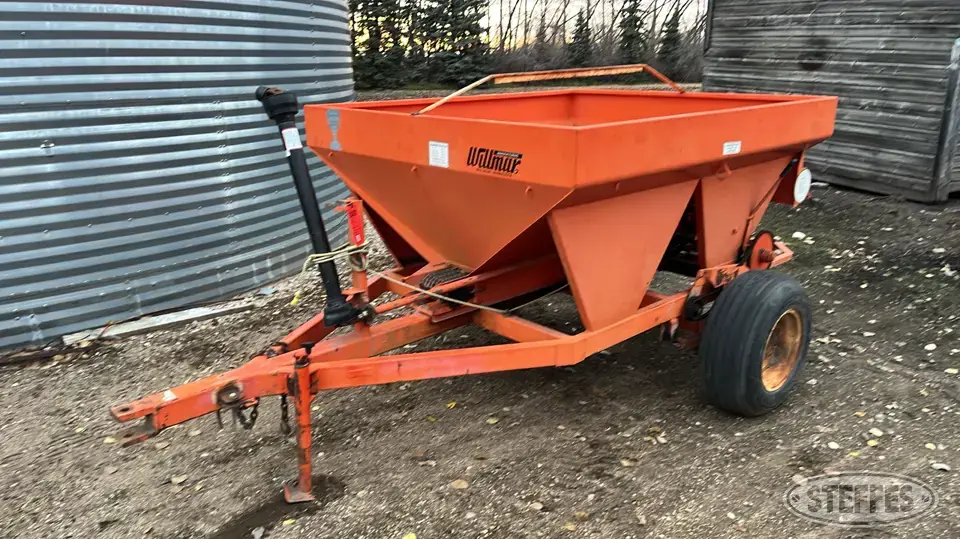 Willmar pull-type single axle dry spreader Pull-Type Dry Spreader