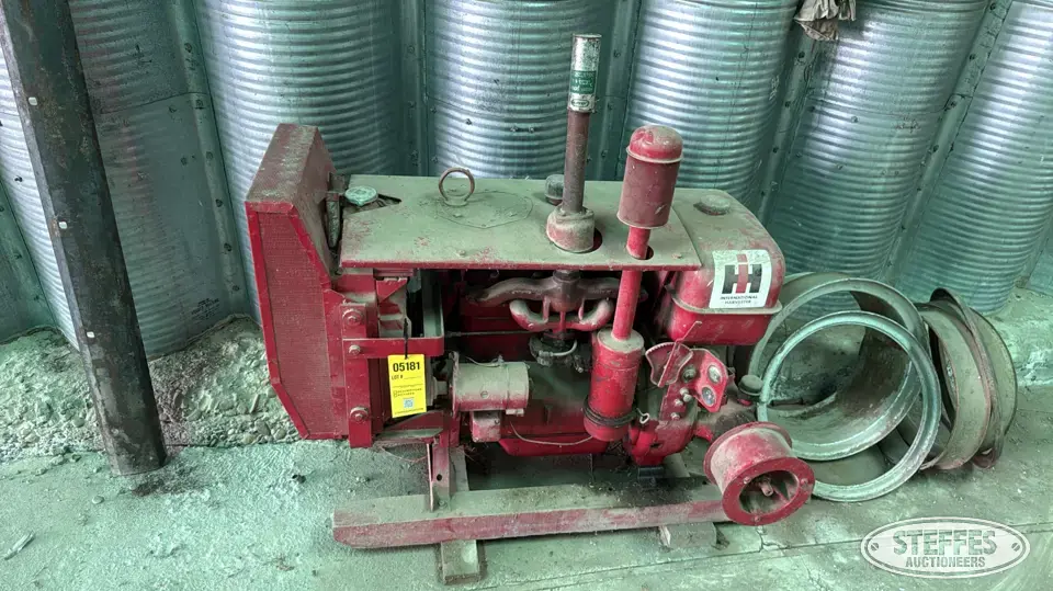 International stationary engine Collectible Show Tractors-Stationary Engine