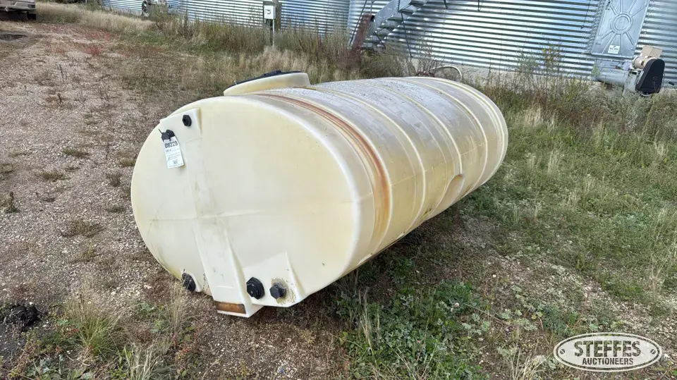 700 gal. poly tank