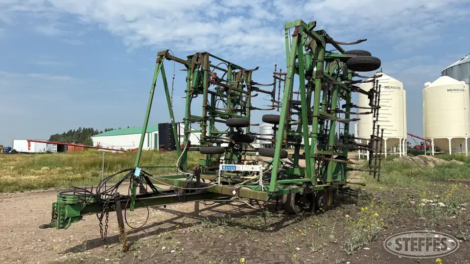John Deere 1650 Chisel Plow