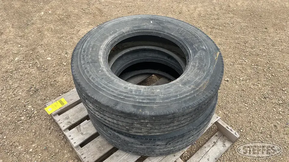 (2) Michelin 11R22.5 tires Truck Tire