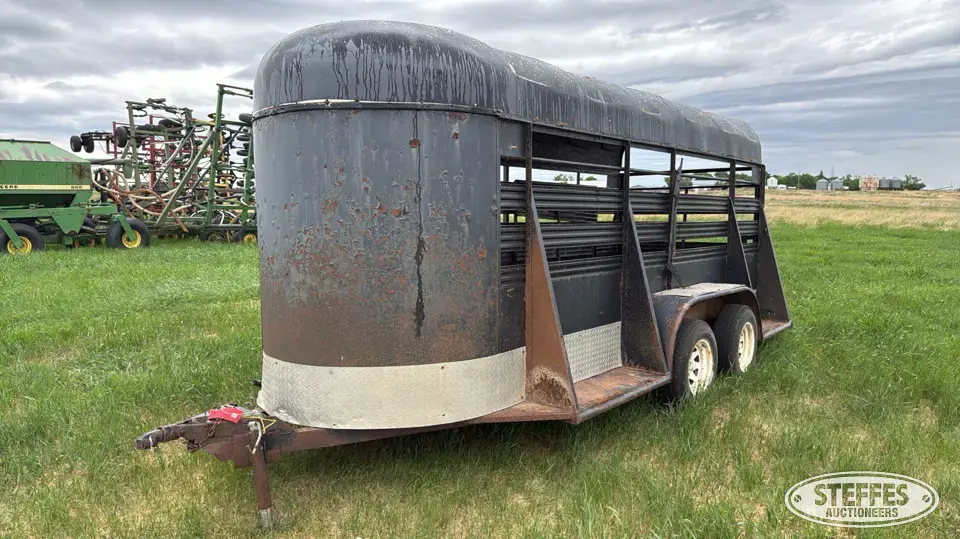 Tandem axle livestock trailer Bumper Livestock Trailer