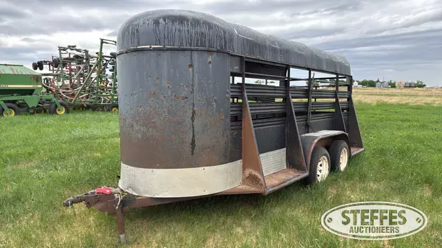 Tandem axle livestock trailer