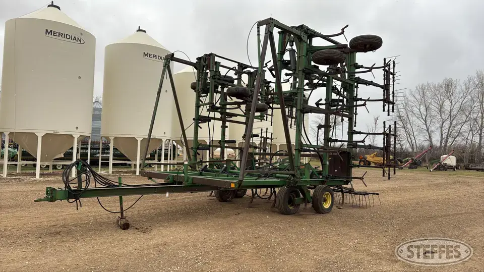 John Deere 1650 Chisel Plow