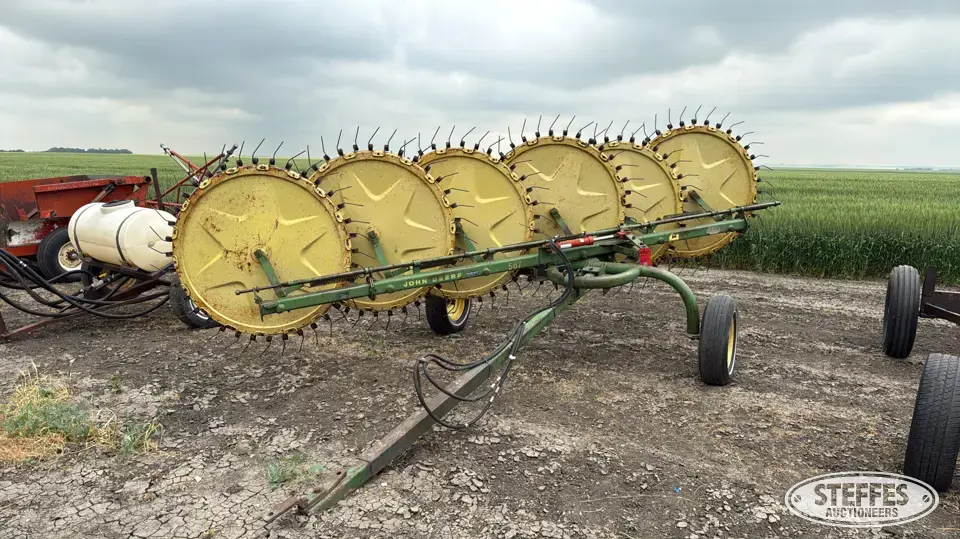 John Deere 567 Rake