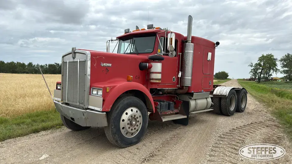 1986 Kenworth W900B Conventional Truck with Sleeper
