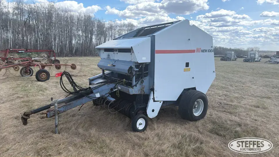 1991 New Idea 486 Round Baler