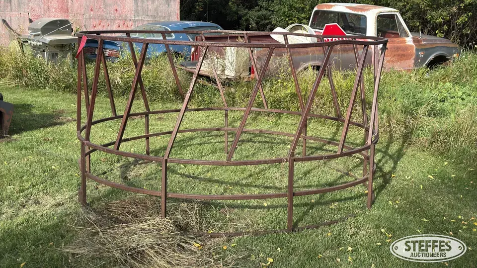 Round bale feeder Feeders and Bunk