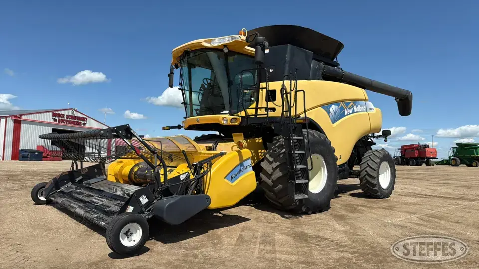 2007 New Holland CR9070 Combine