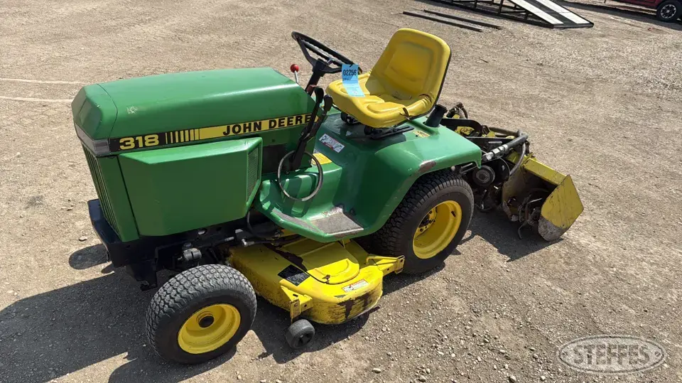 John Deere 318 Lawn Tractor