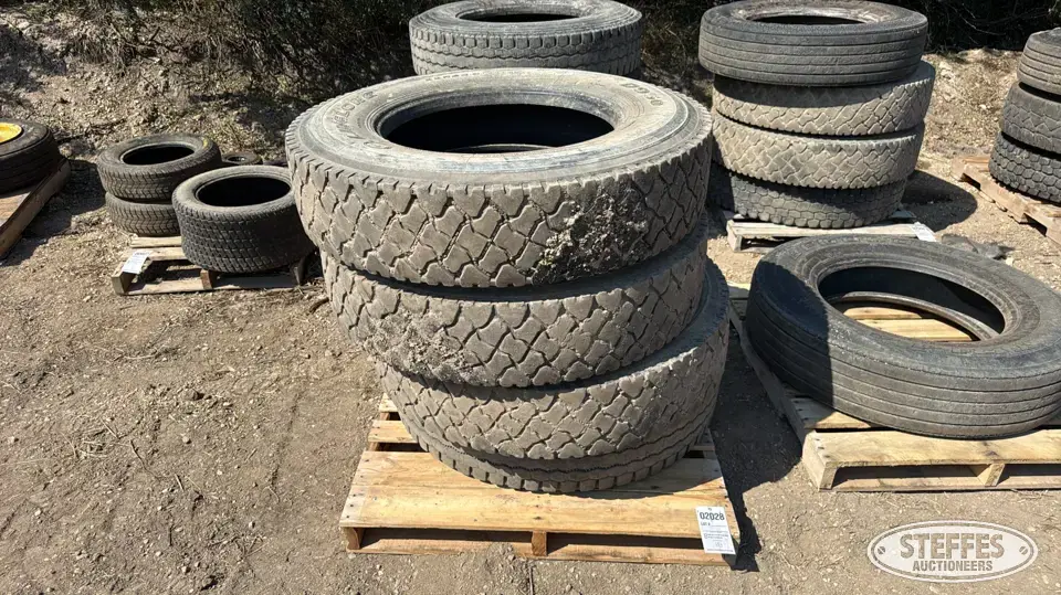 (4) 11R24.5 tires Truck Tire