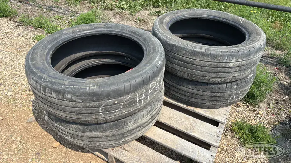 (4) Michelin 235/55R20 tires Passenger-Light Truck Tire