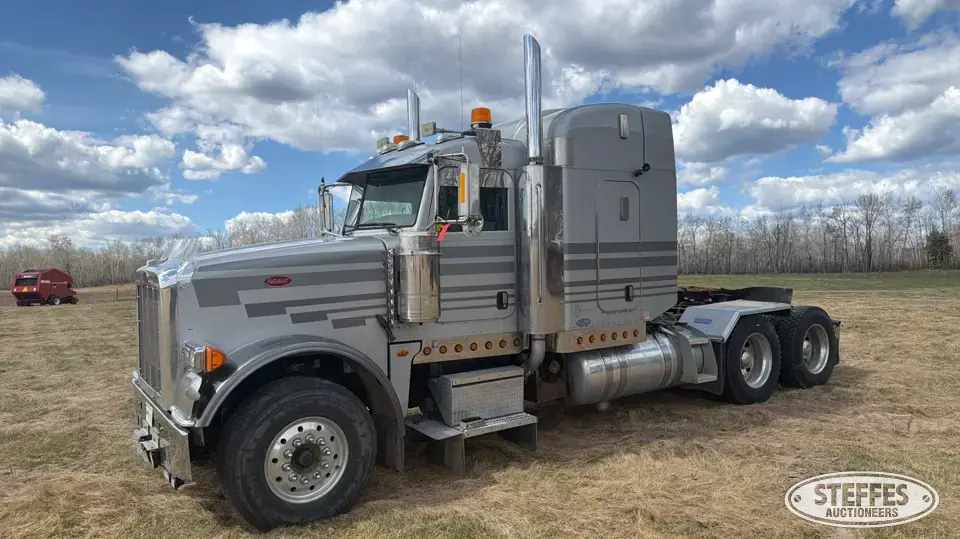 2009 Peterbilt 367 Conventional Truck with Sleeper