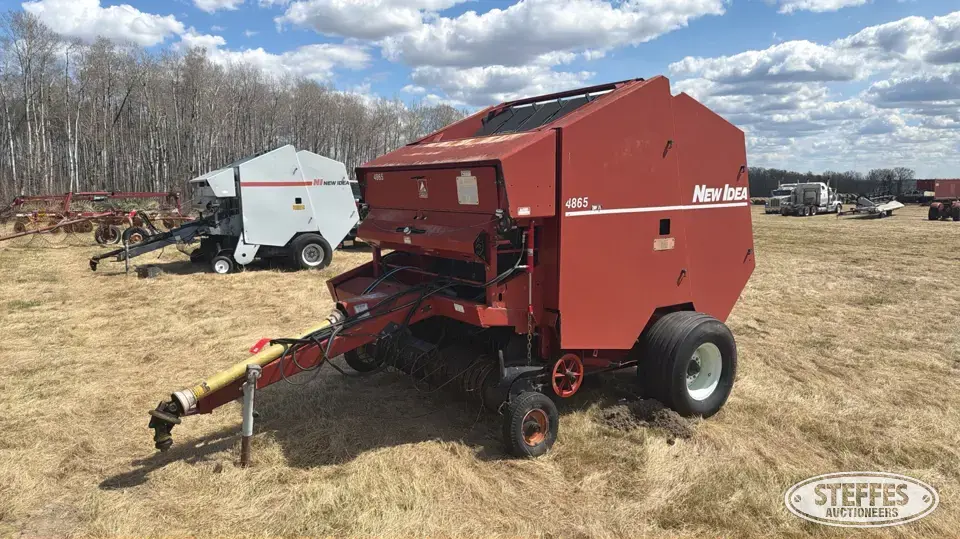 1995 New Idea 4865 Round Baler