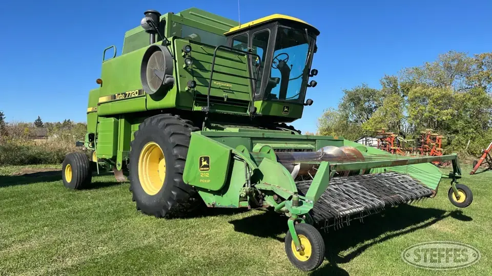 1984 John Deere 7720 Combine