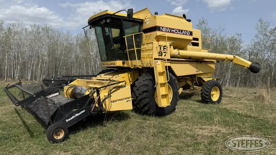 1995 New Holland TR97 Combine