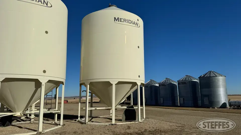 2012 Meridian M1615 Hopper Bin