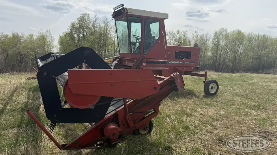 1981 International 4000 Self-Propelled Swather