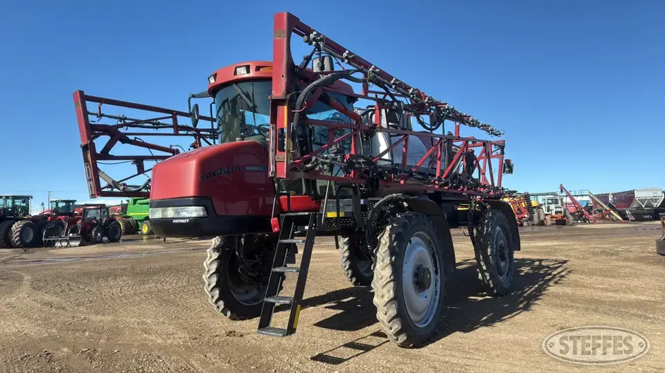 2005 Case IH SPX4410 Self-Propelled Sprayer