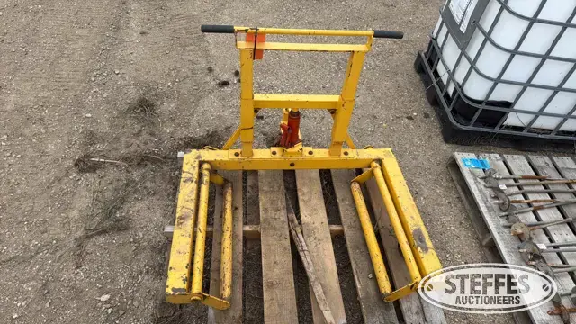 Truck & trailer tire handler