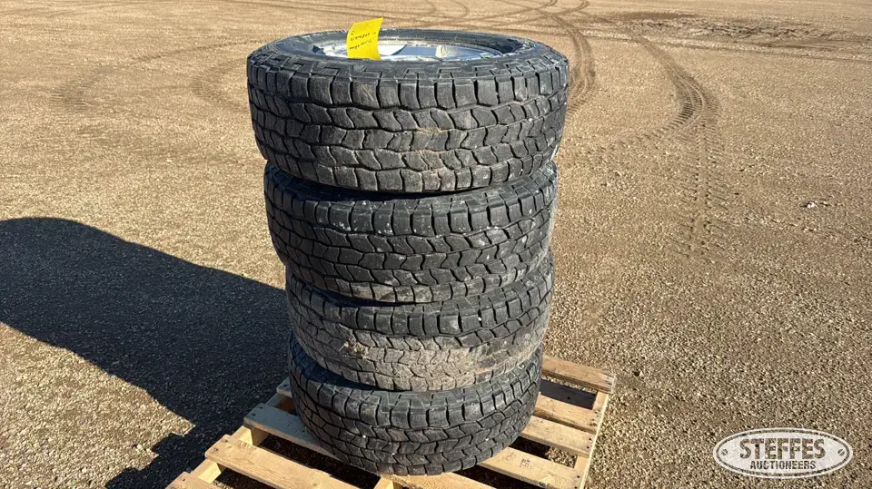 (4) Cooper LT275/70R17 tires Passenger-Light Truck Tire