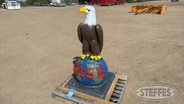 Case replica concrete eagle statue