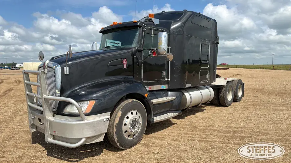 2009 Kenworth T660 Conventional Truck with Sleeper